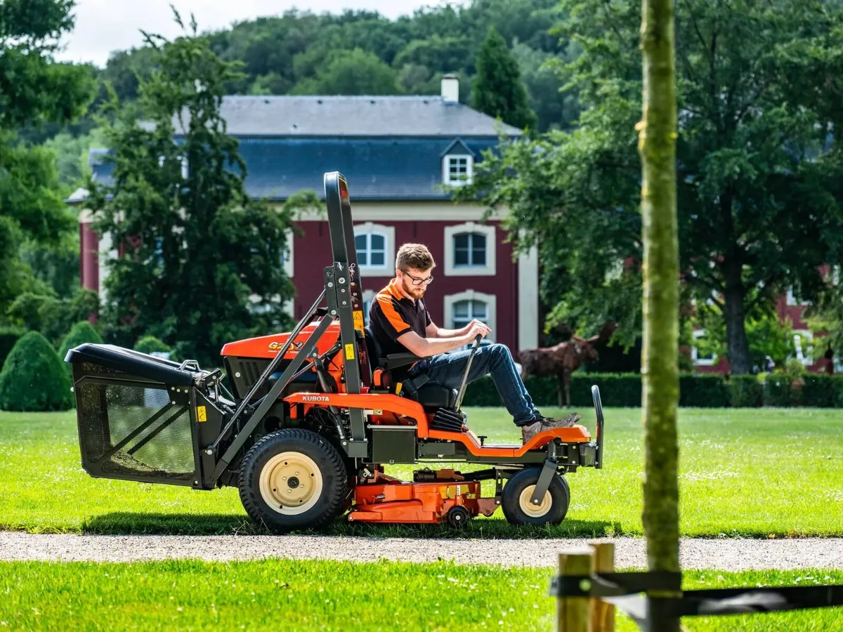 Kubota GZD21 HD Zero Turn Lawnmower - Image 4
