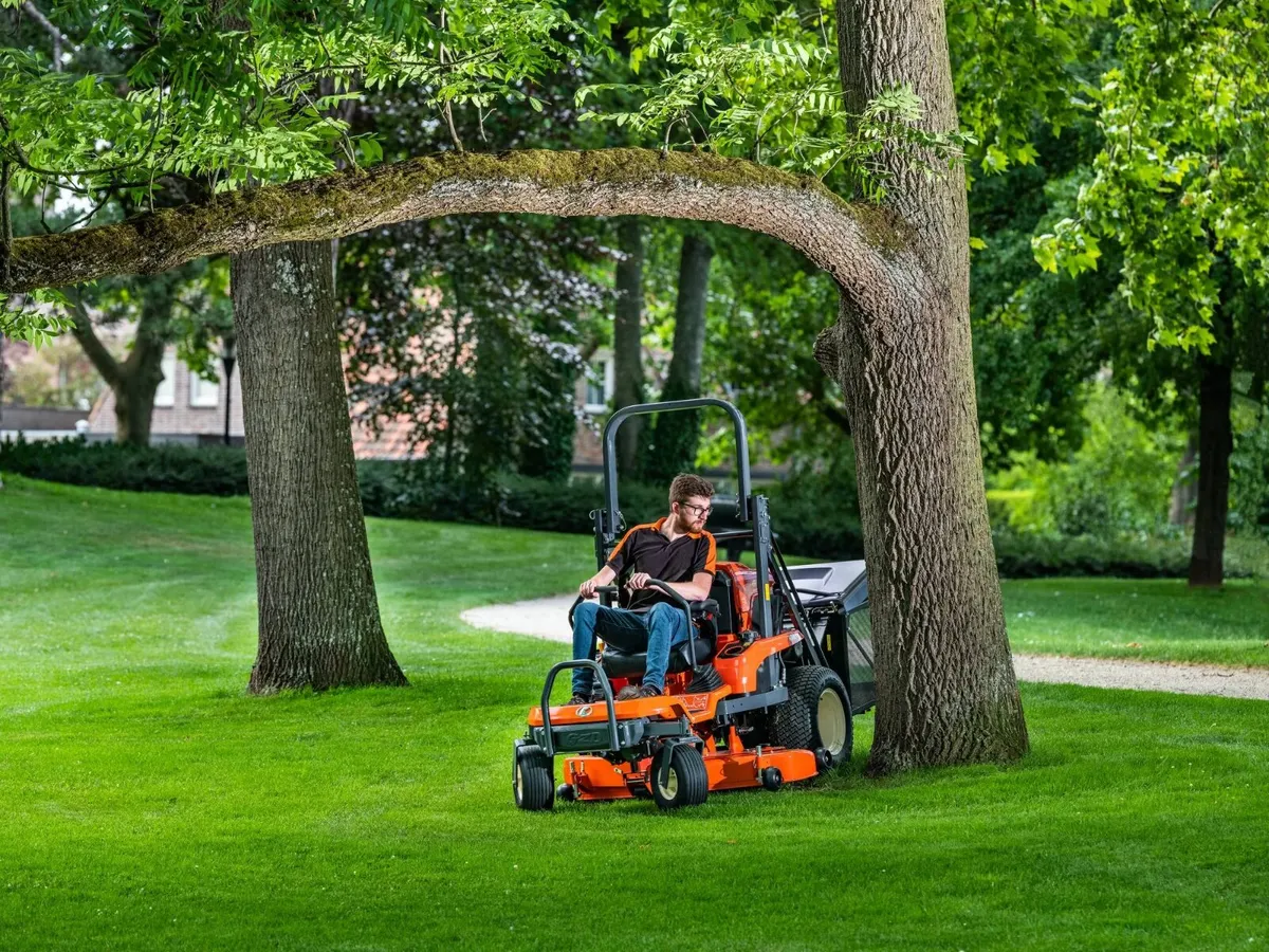Kubota GZD21 HD Zero Turn Lawnmower - Image 2