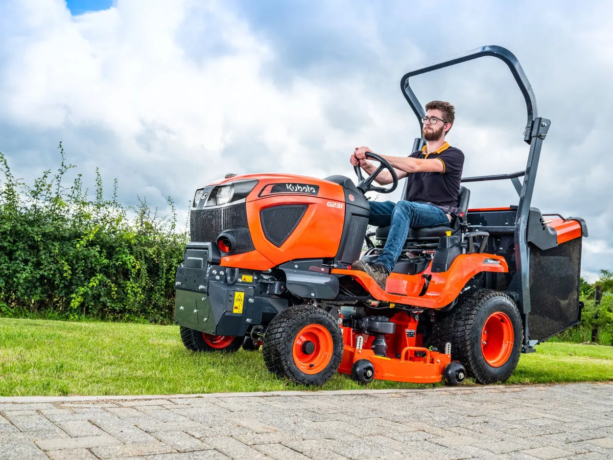 Kubota G231 LD Ride-On Lawnmower - Image 2