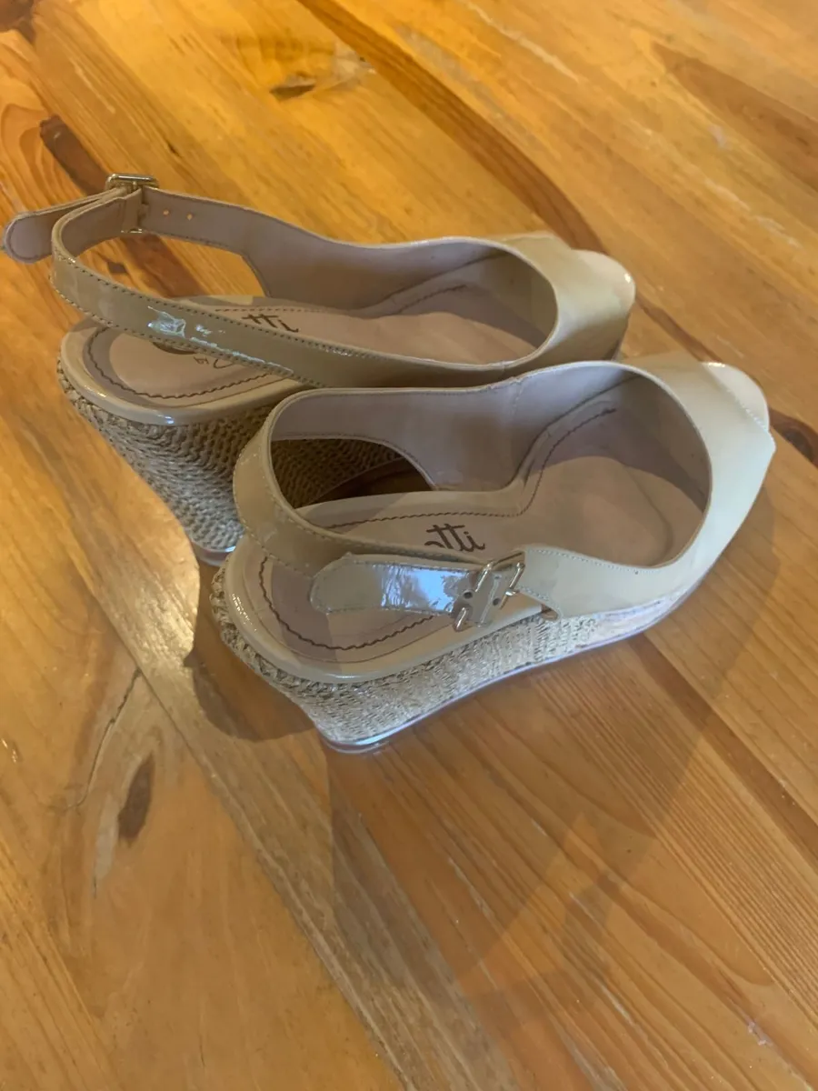 Carl Scarpa Ladies Tan Wedges - Image 4