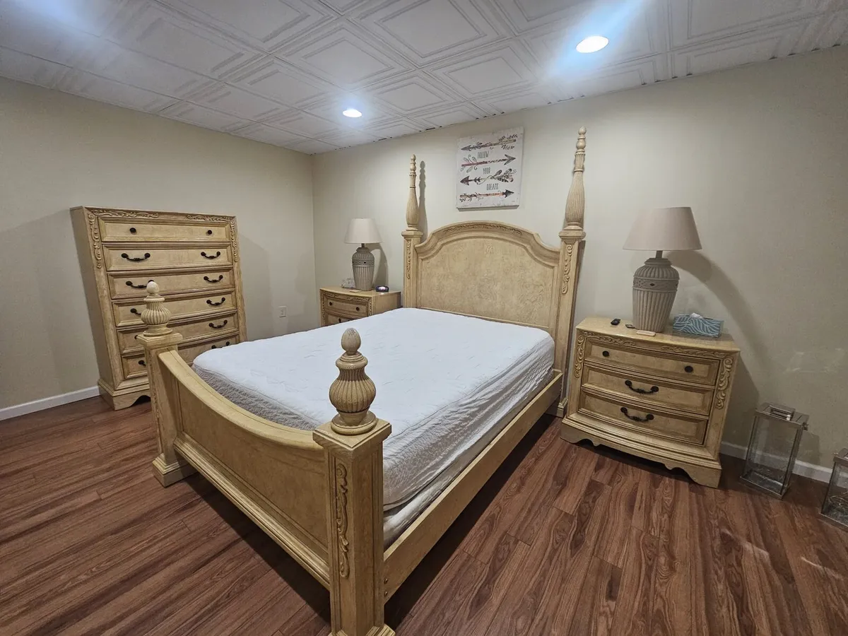 5 piece bedroom set for sale in pristine condition - Image 3