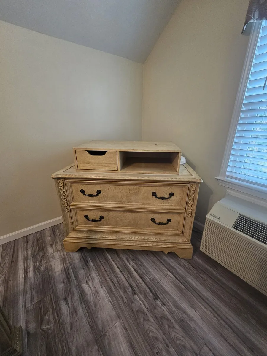 5 piece bedroom set for sale in pristine condition - Image 2