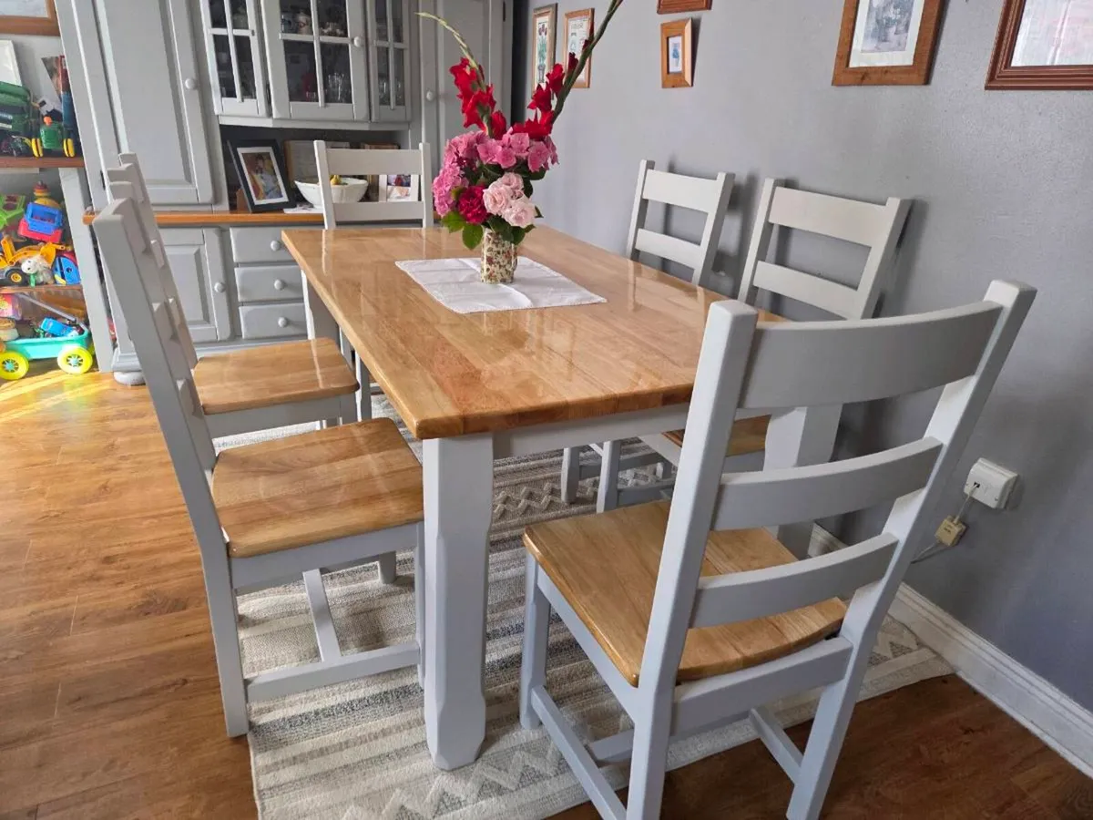 Table and chairs - Image 1