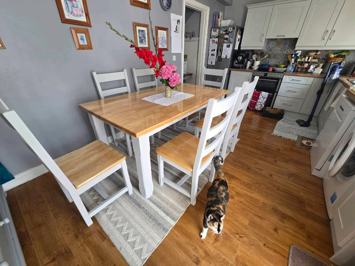Table and chairs - Image 2