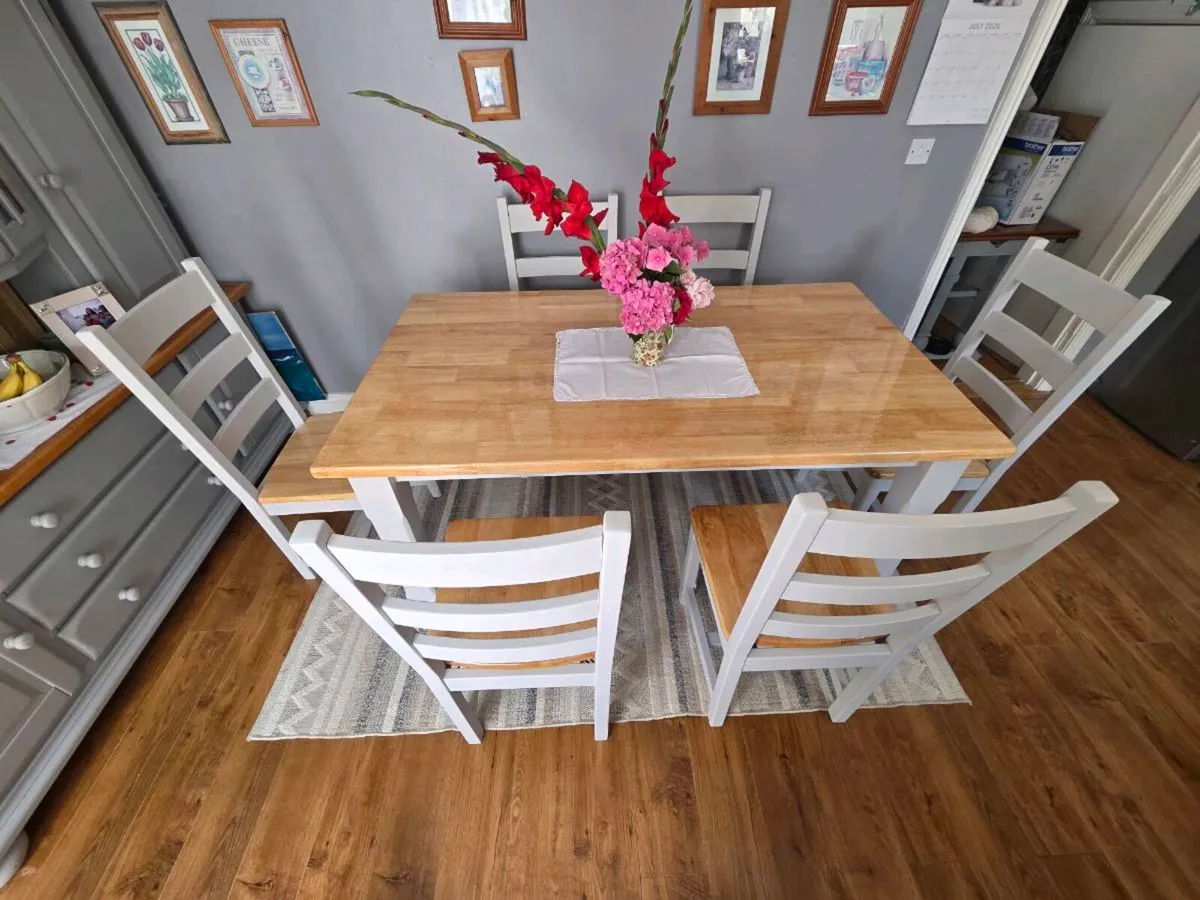 Table and chairs - Image 3