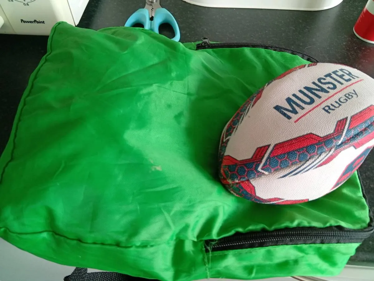 3 light gym bags and inflatable rugby ball free