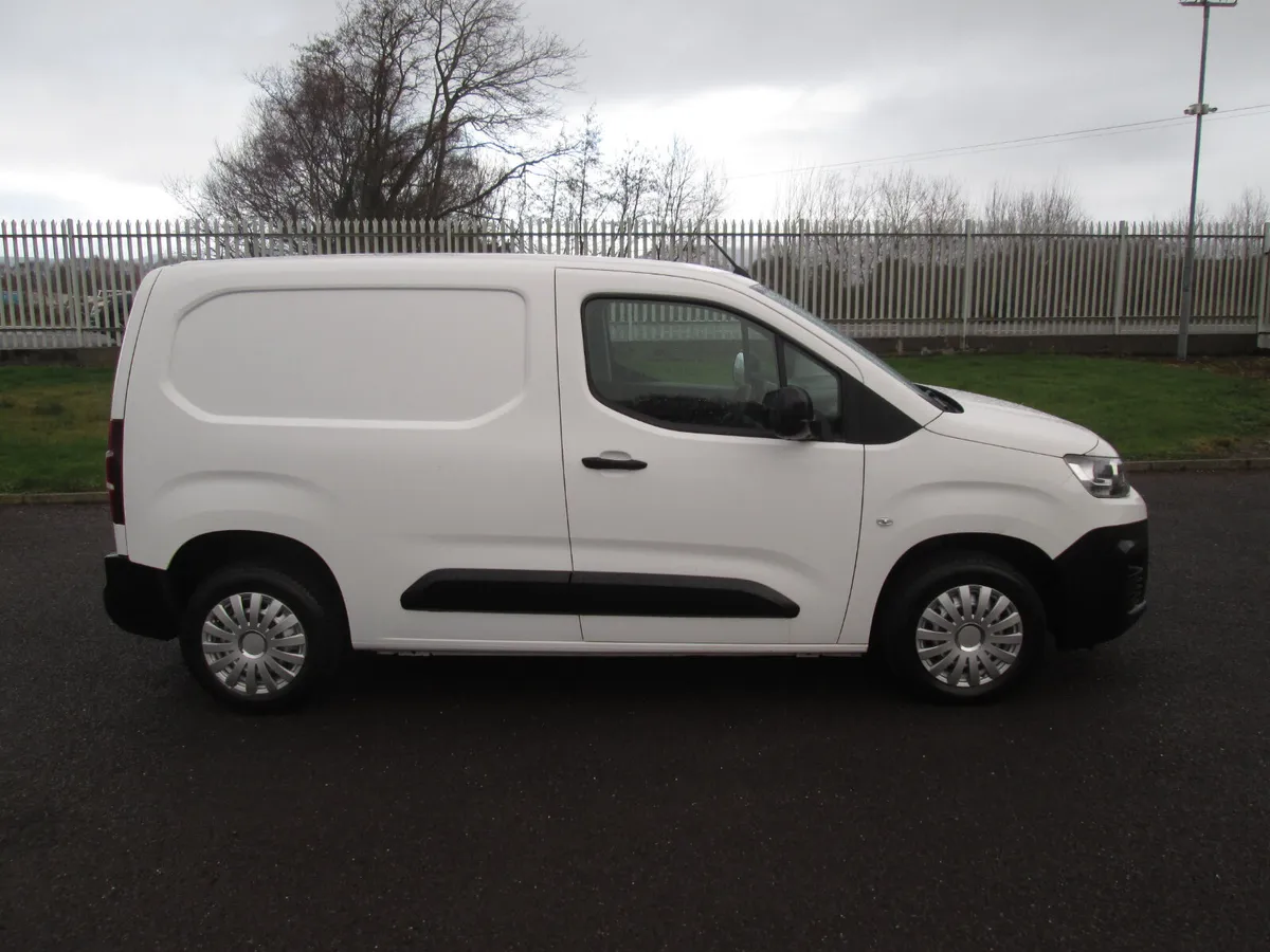 2022 Citreon Berlingo 1.5 Hdi  3 Seater 6 Speed - Image 3