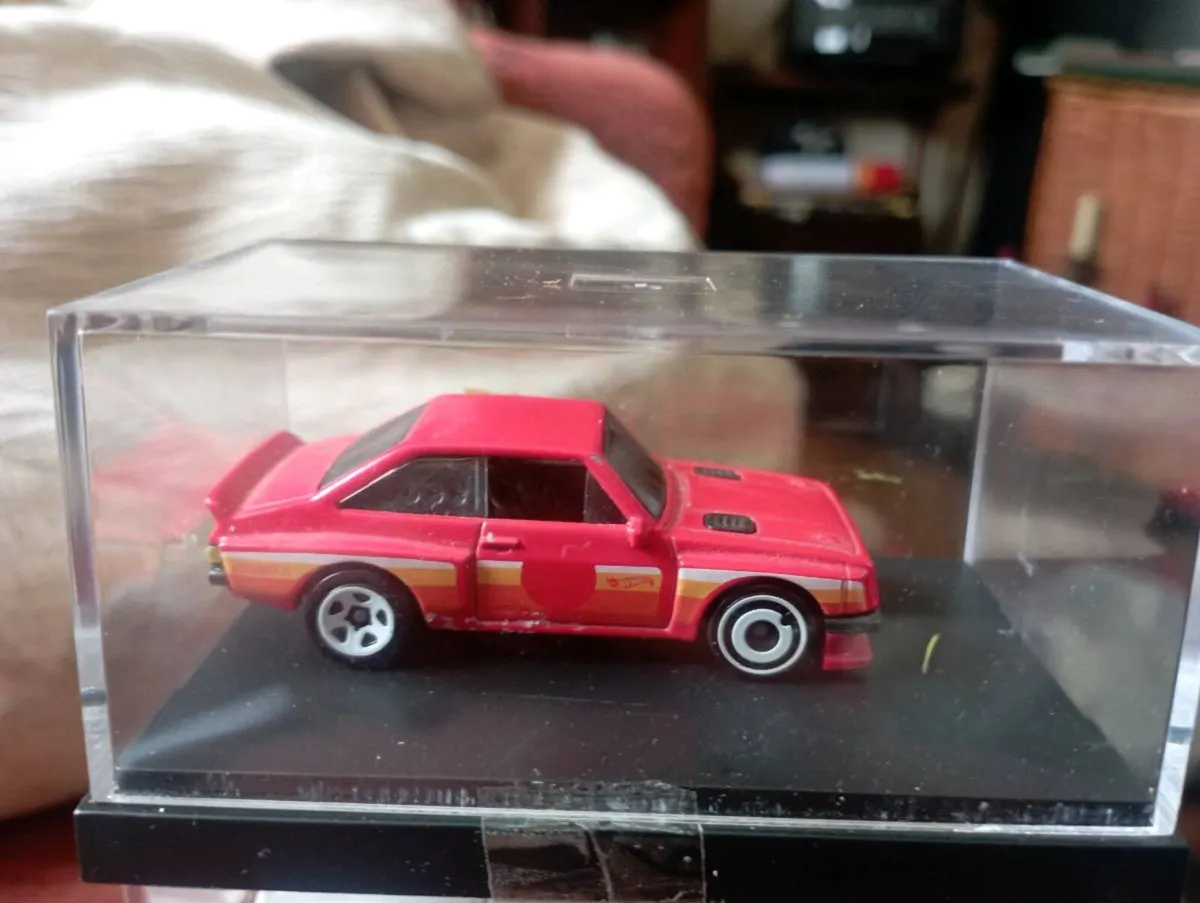 HOT WHEELS A NEST OF FORD ESCORTS 1-64 SCALE CARS - Image 2