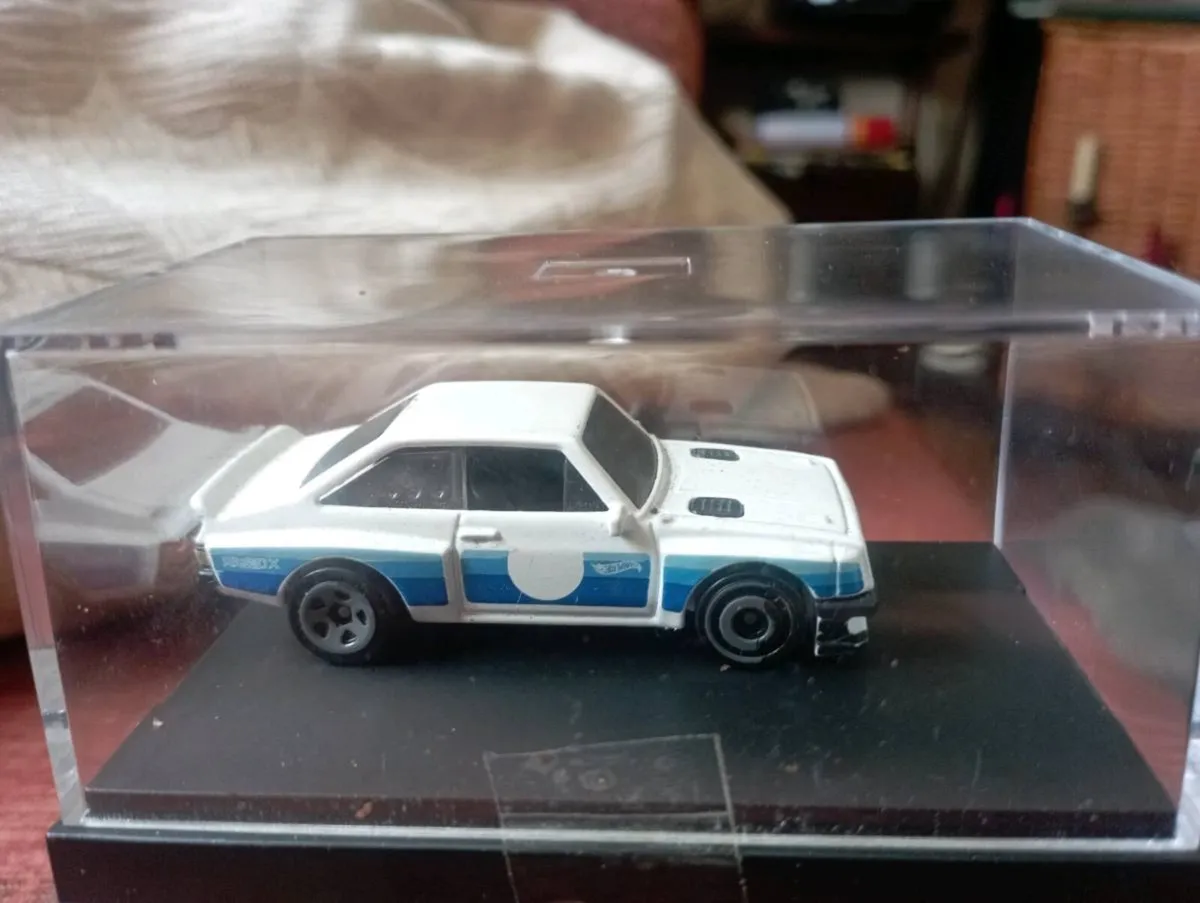 HOT WHEELS A NEST OF FORD ESCORTS 1-64 SCALE CARS - Image 3