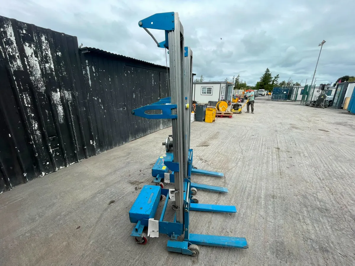 Genie GL-10 material lift - Image 3