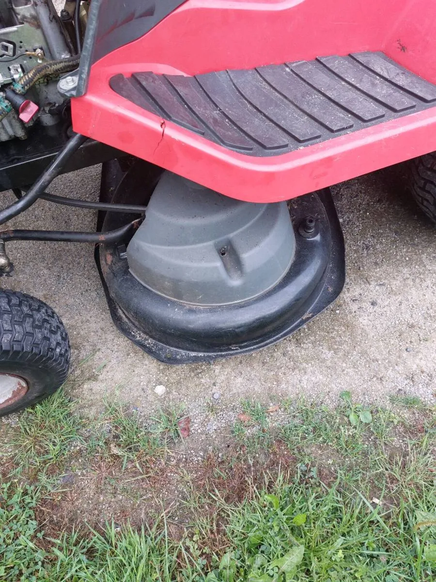 Ride on lawnmower - Image 1