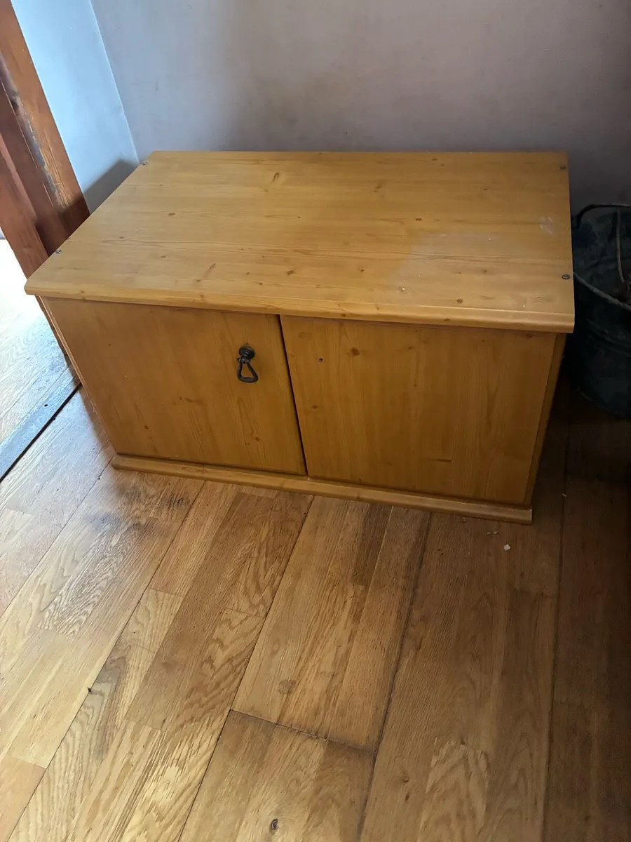 Small cabinet dresser - Image 1