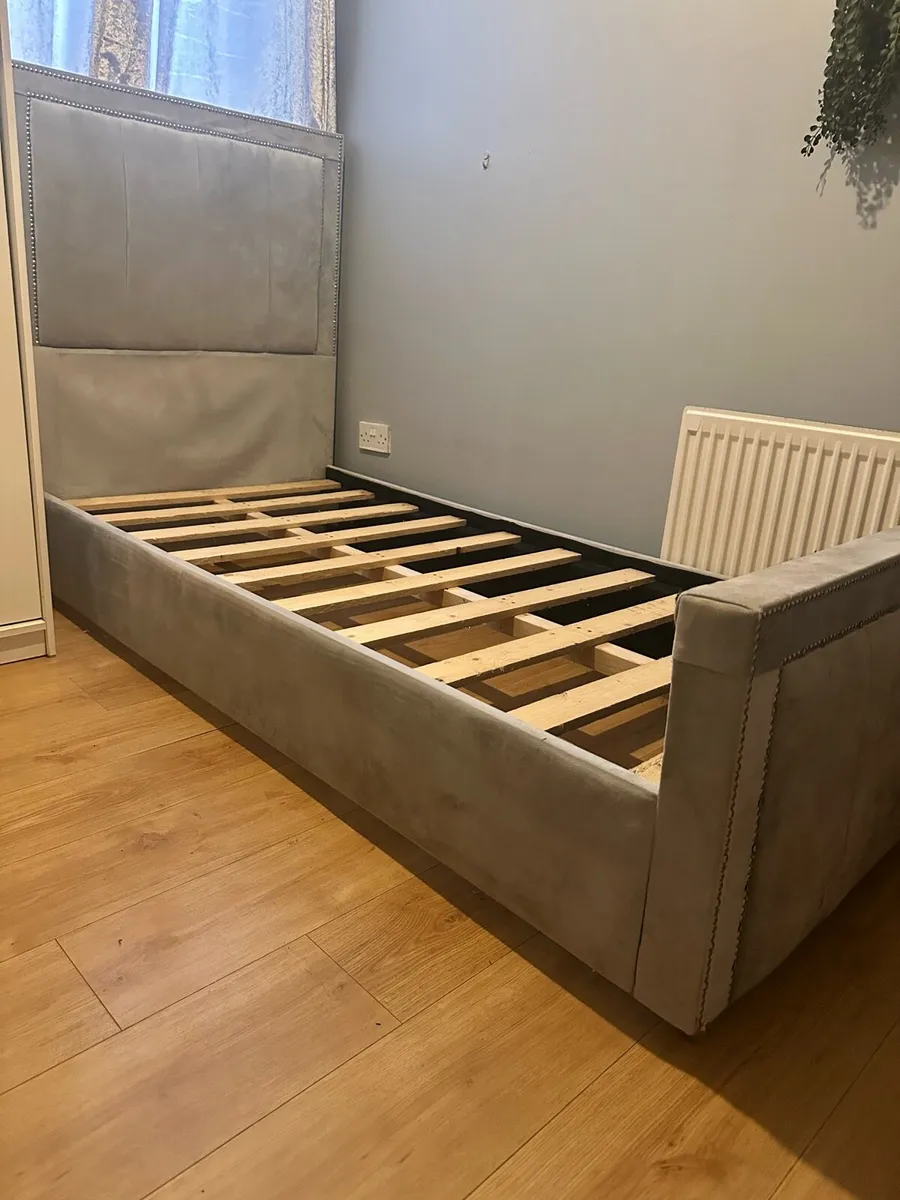 Single bed - Image 1