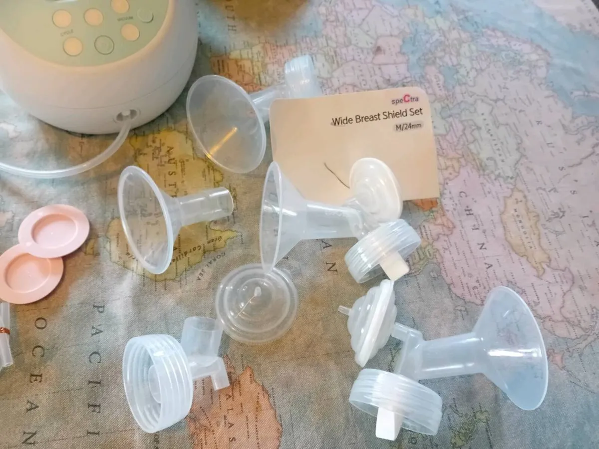 Breast pump and accessories - Image 3