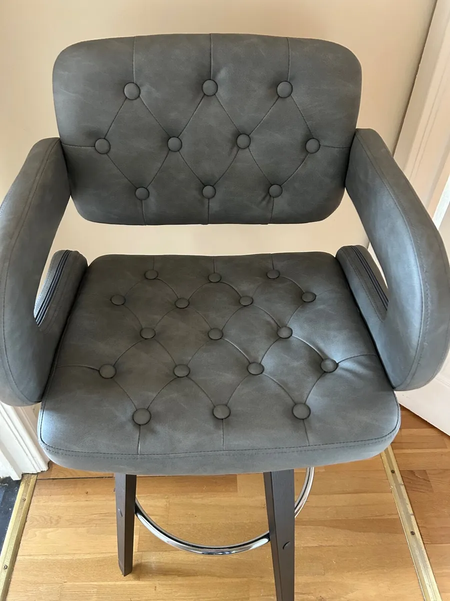 Swivel bar stools - Image 1