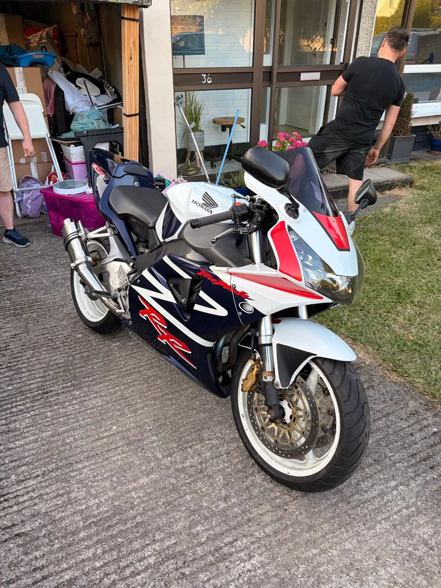 Honda CBR 954 Fireblade - Image 1
