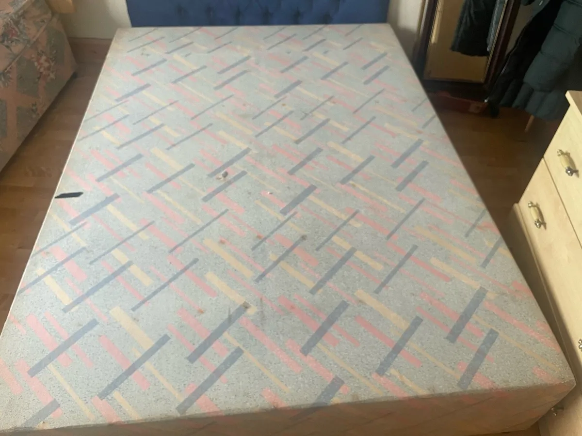 Double and single beds with mattresses - Image 1