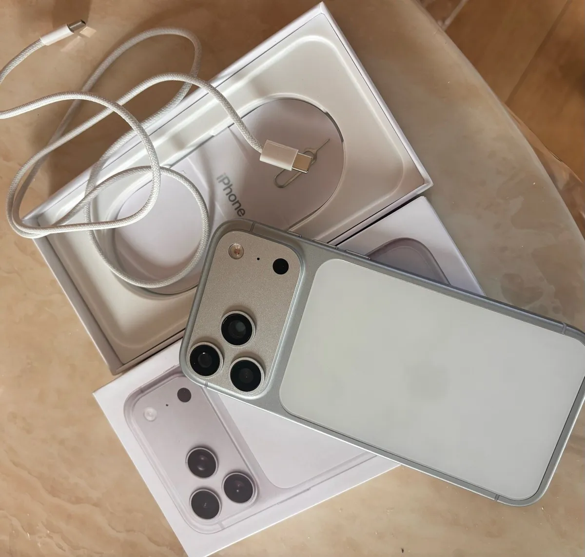 iPhone 17 - Image 1