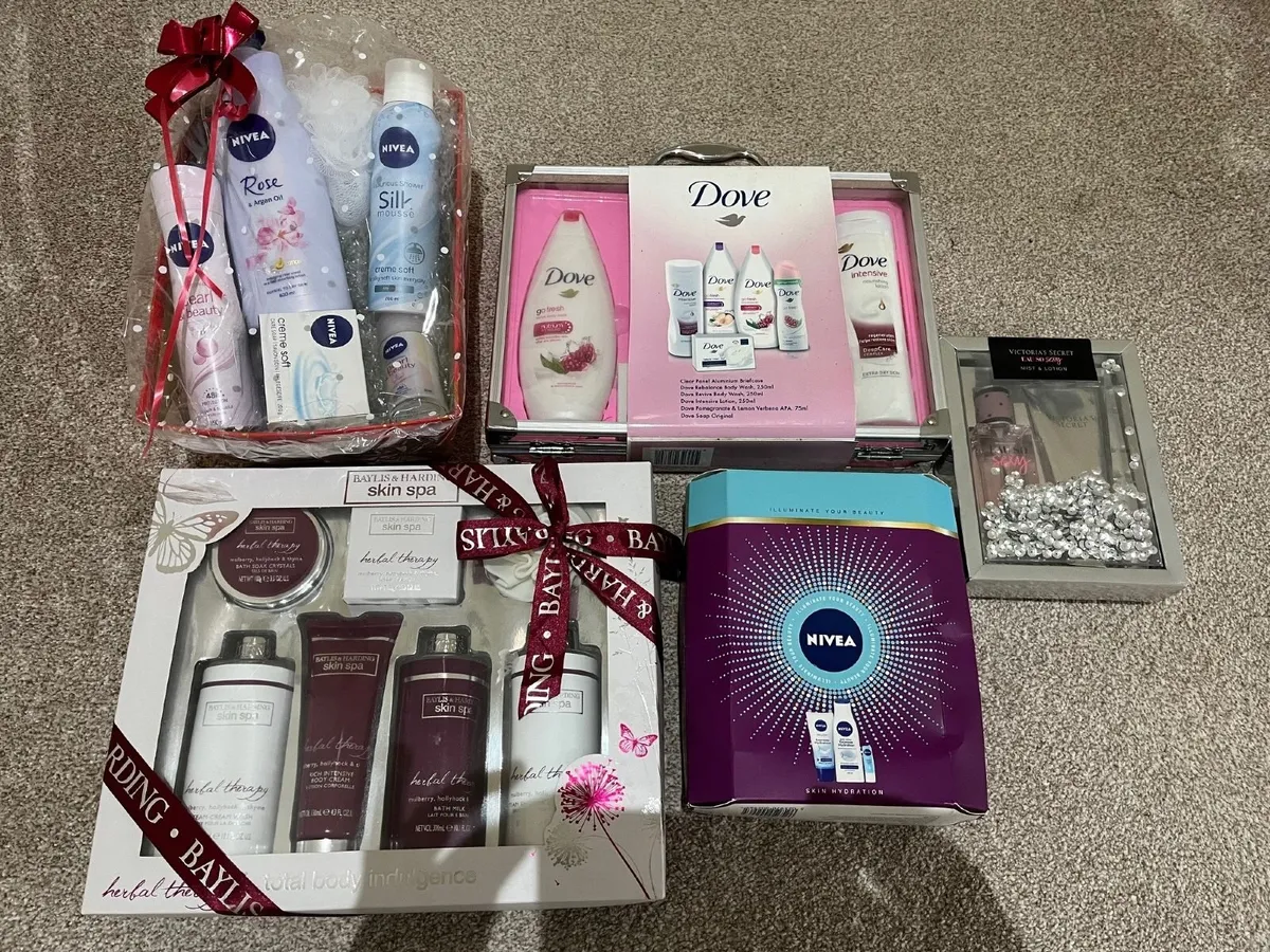 Five sets of bath, body and spray gift sets - Image 1