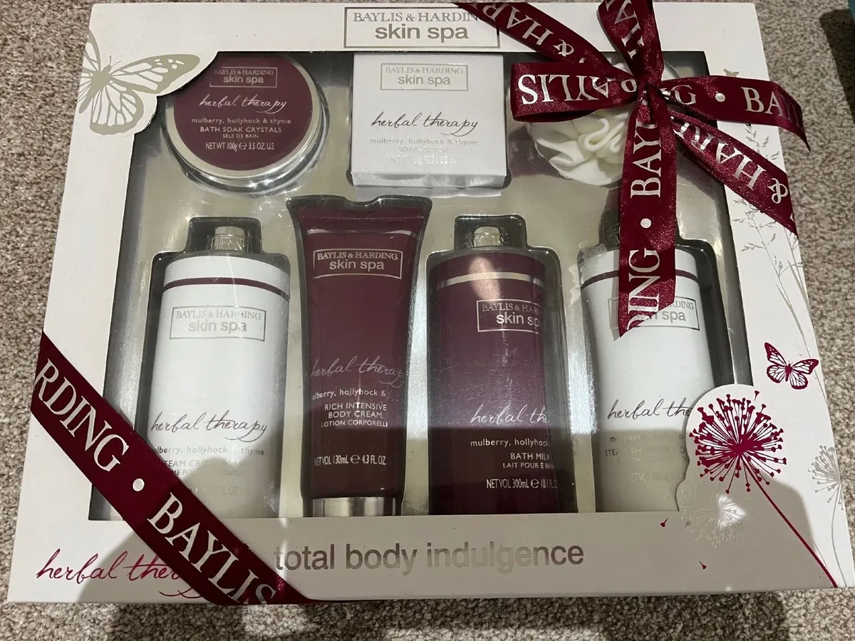 Five sets of bath, body and spray gift sets - Image 4