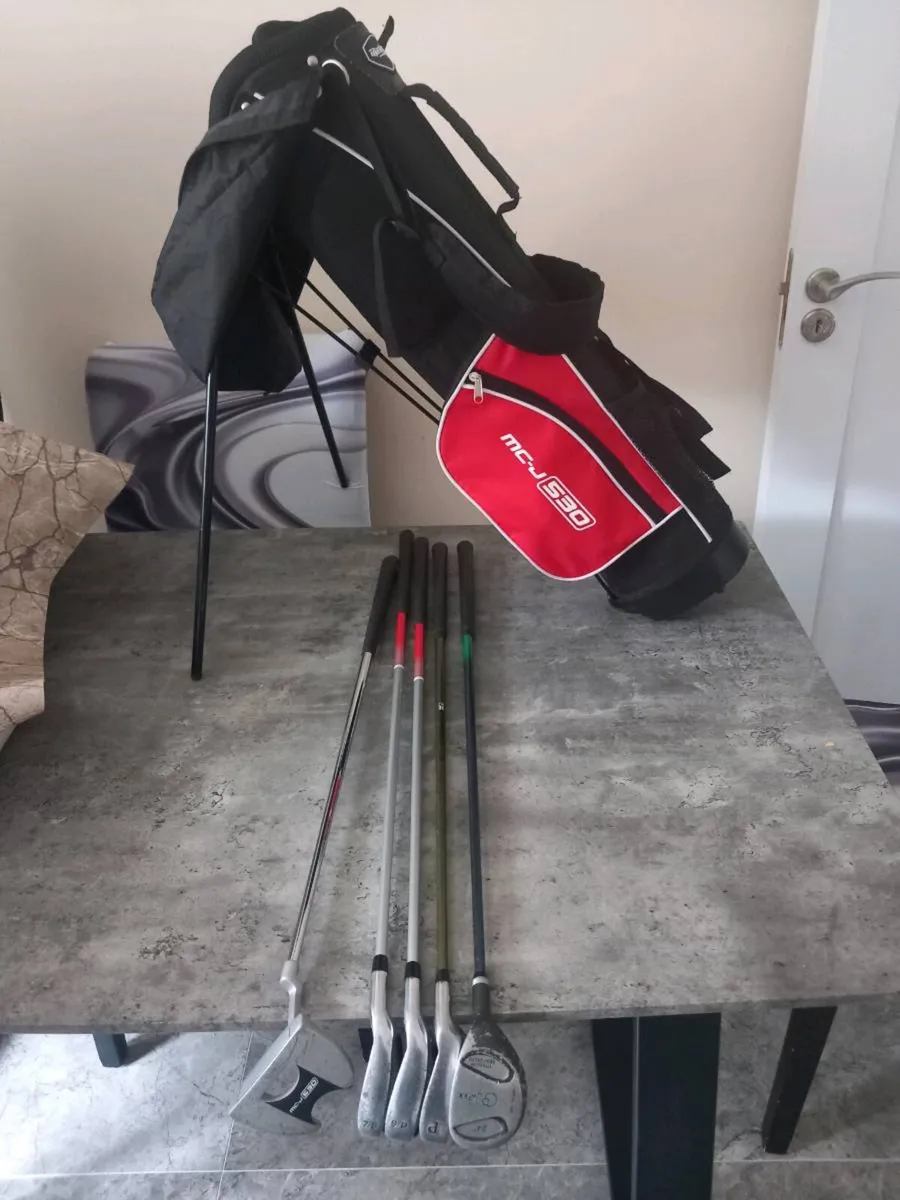 Junior golf clubs and bag. Right handed. - Image 1