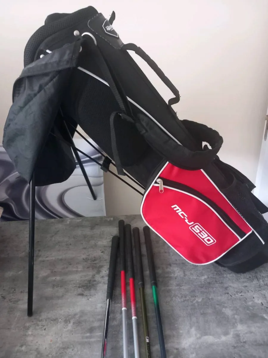Junior golf clubs and bag. Right handed. - Image 2