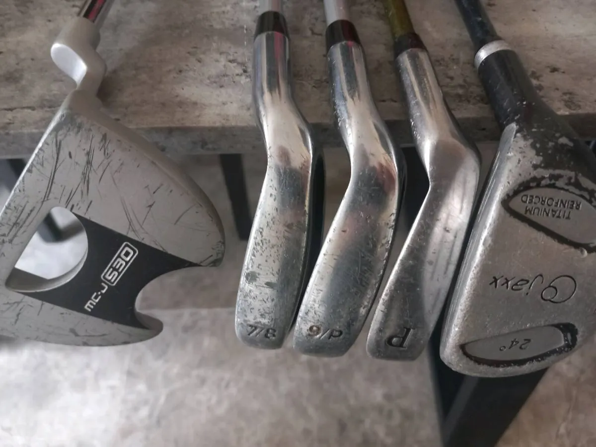 Junior golf clubs and bag. Right handed. - Image 3