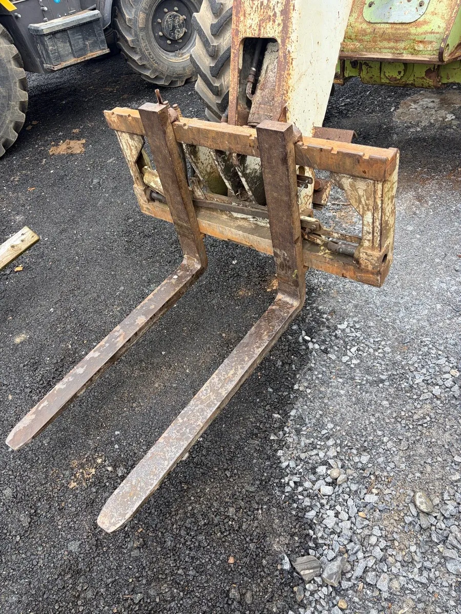 Headstock, bucket and pallet forks - Image 2