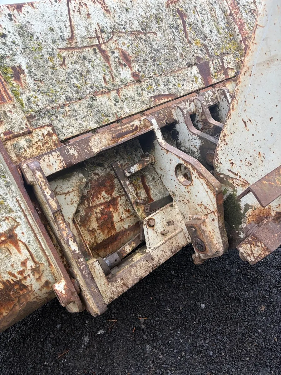 Headstock, bucket and pallet forks - Image 3