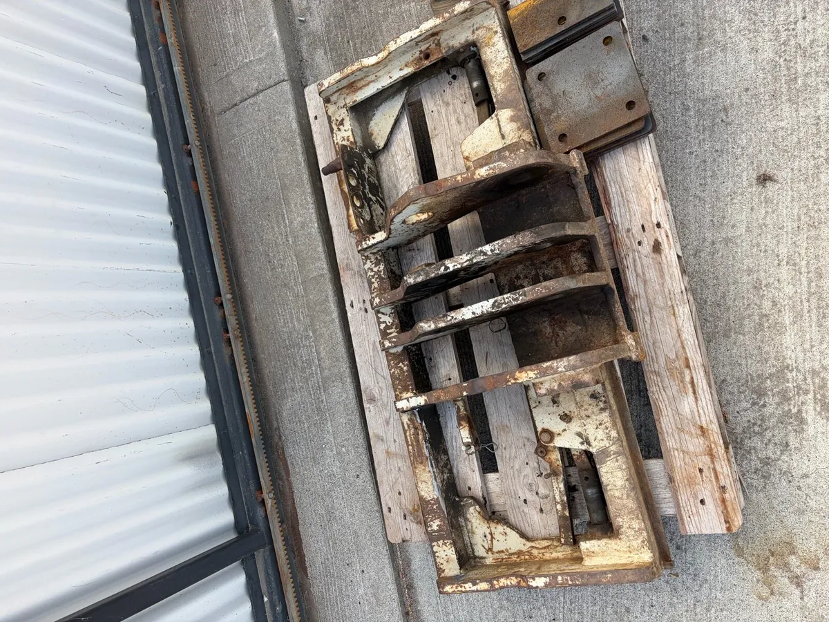Headstock, bucket and pallet forks - Image 4