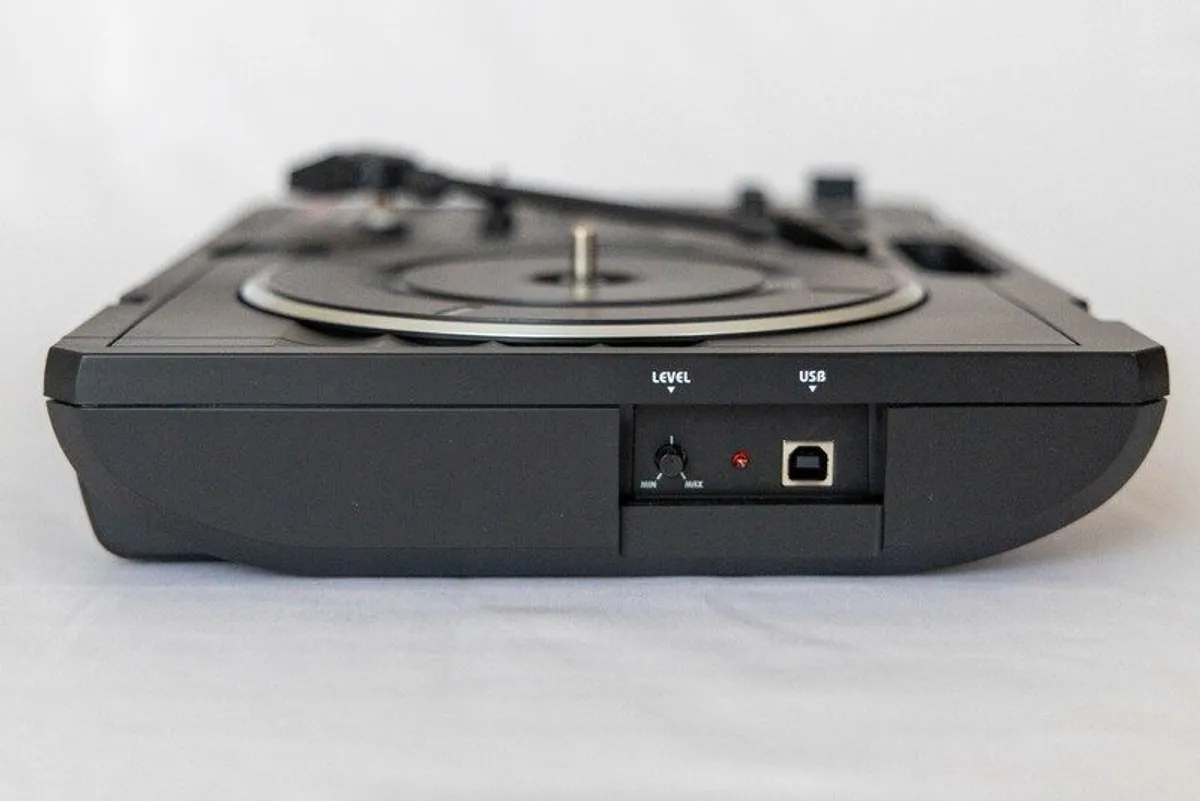 Vestax Handy Trax USB Portable Turntable (Black) - Image 2