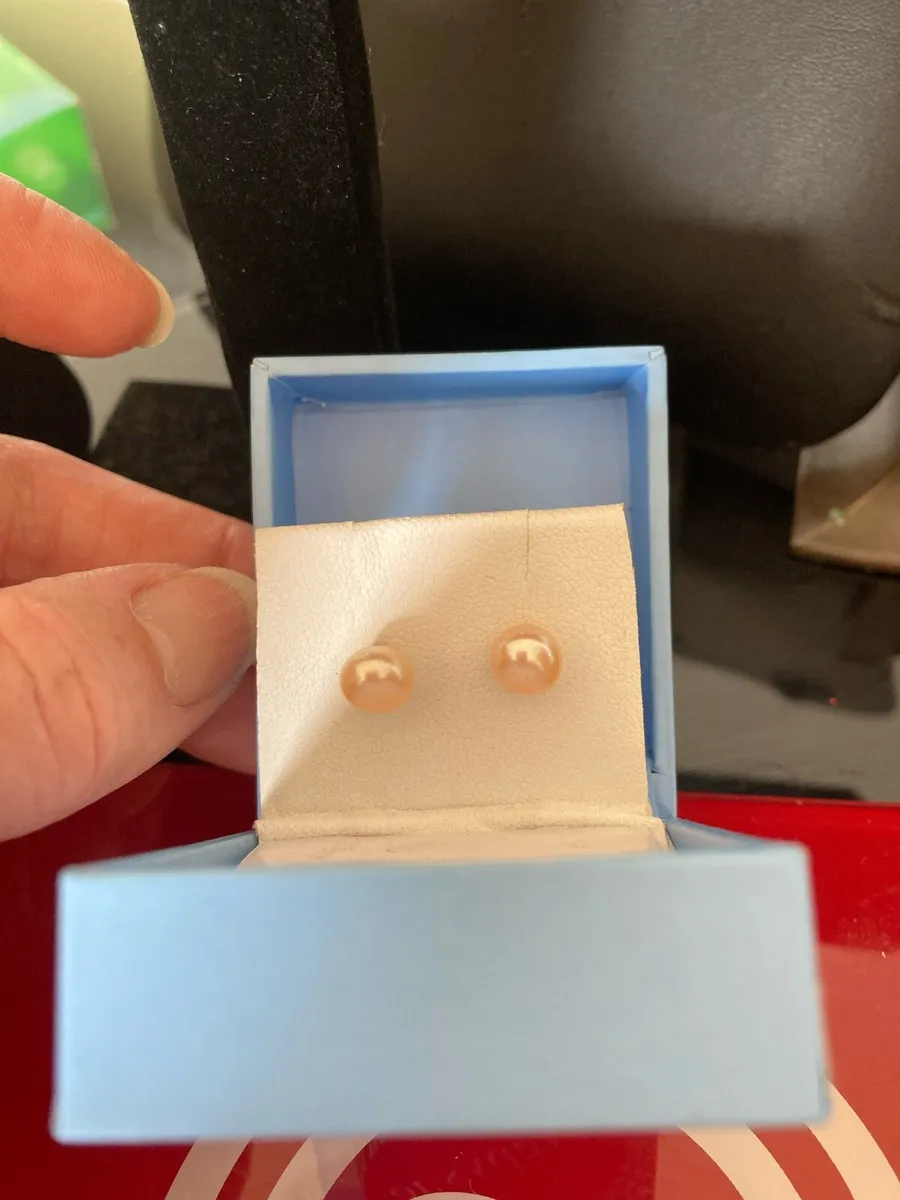 Sterling Silver pearl earrings pink hue - Image 1
