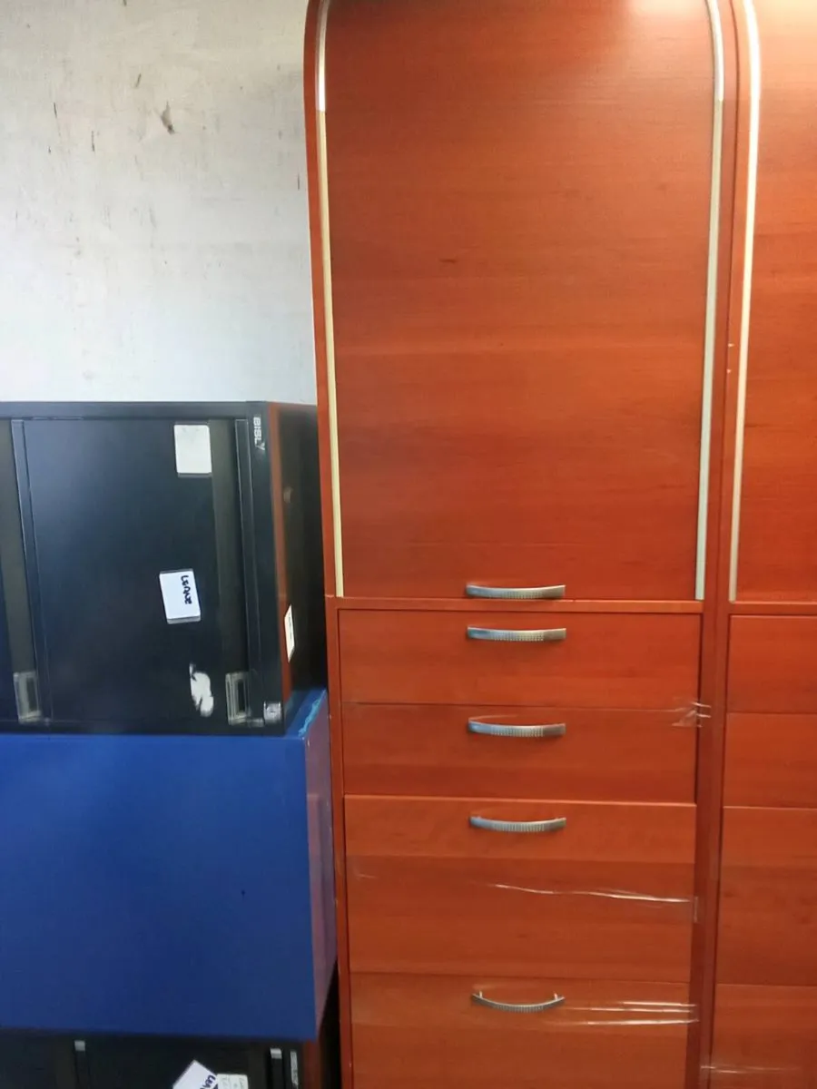 Office furniture - Image 1