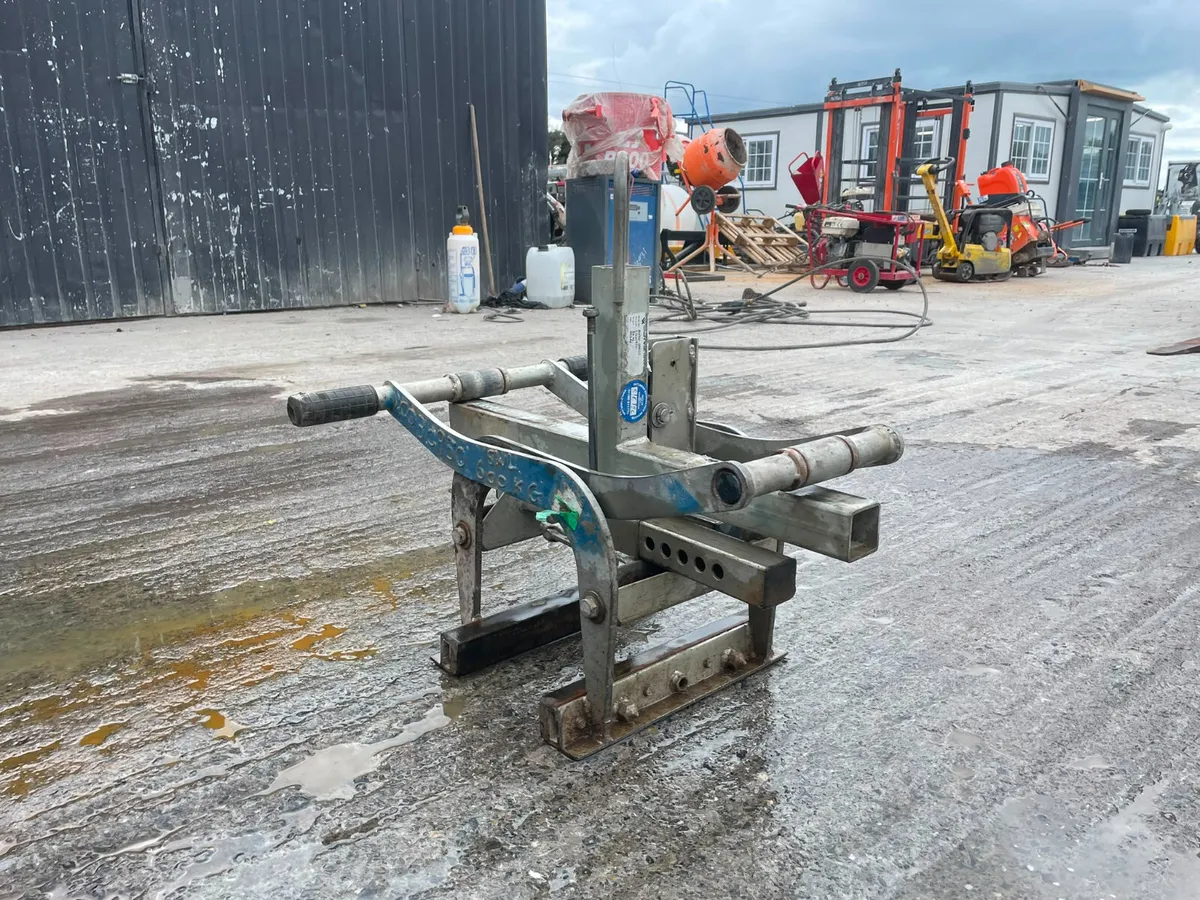 Manual kerb stone / paving slab lifting clamp - Image 4