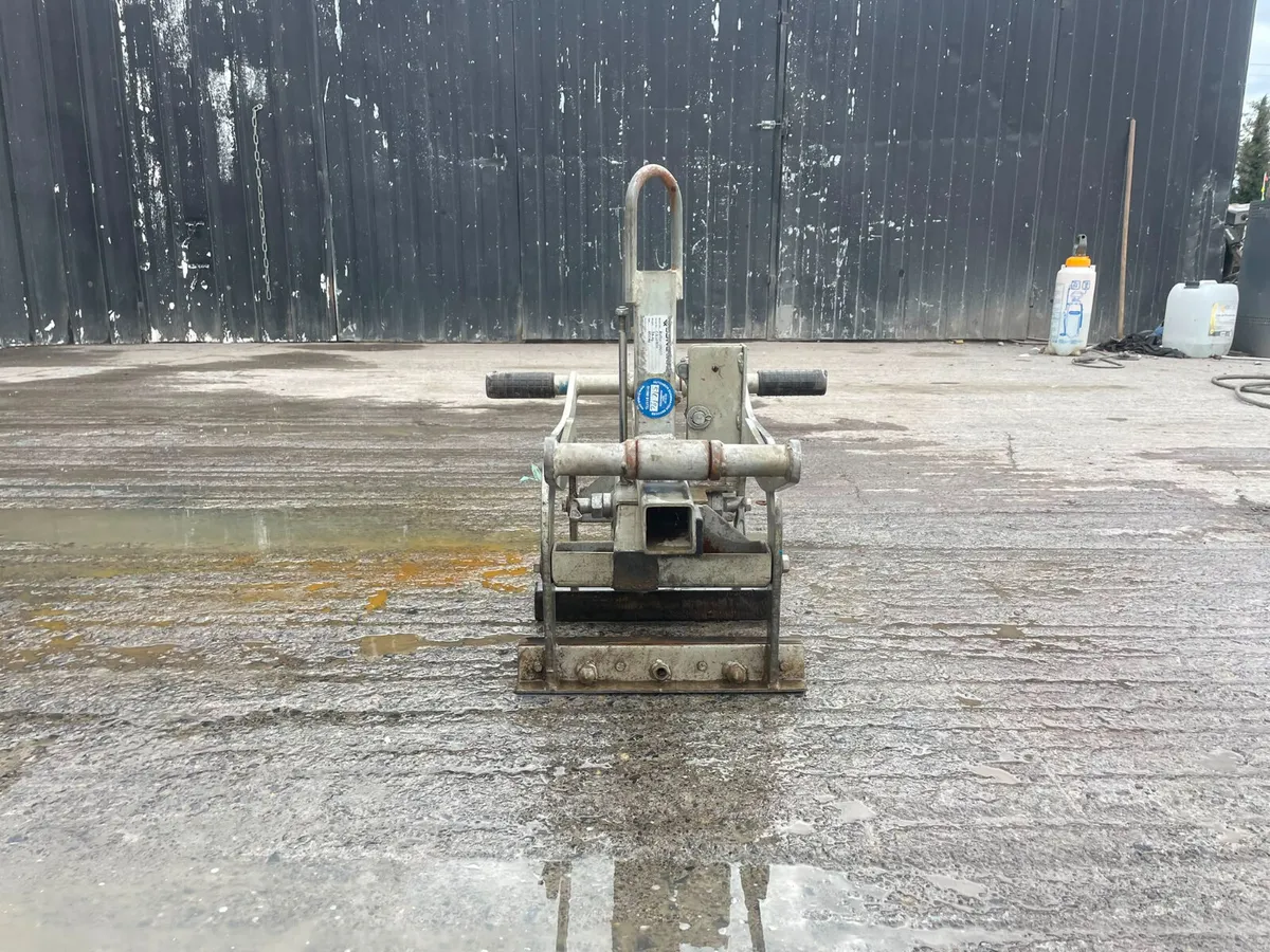 Manual kerb stone / paving slab lifting clamp - Image 3
