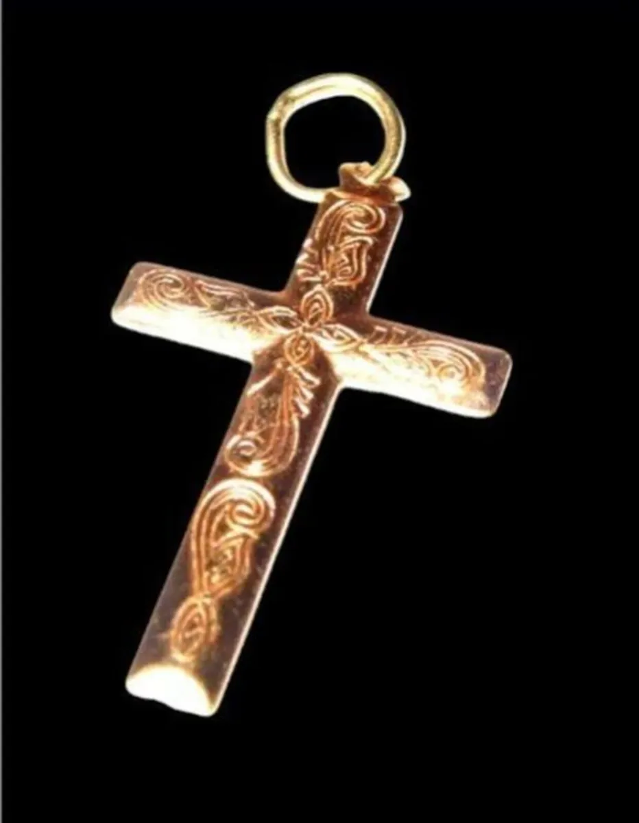 Vintage 9ct Gold Scroll Cross - Image 1