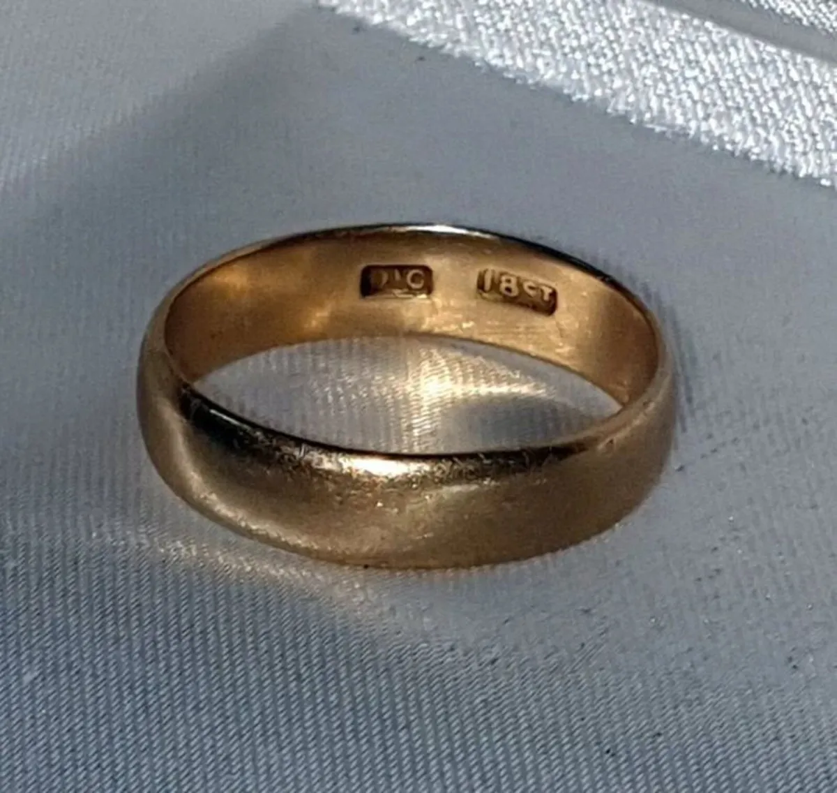 Vintage 18ct Gold Wedding Band / Ring - Image 1