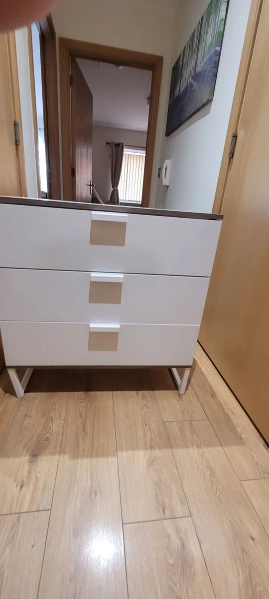 White 3 draw bedroom cabinat free to take - Image 1