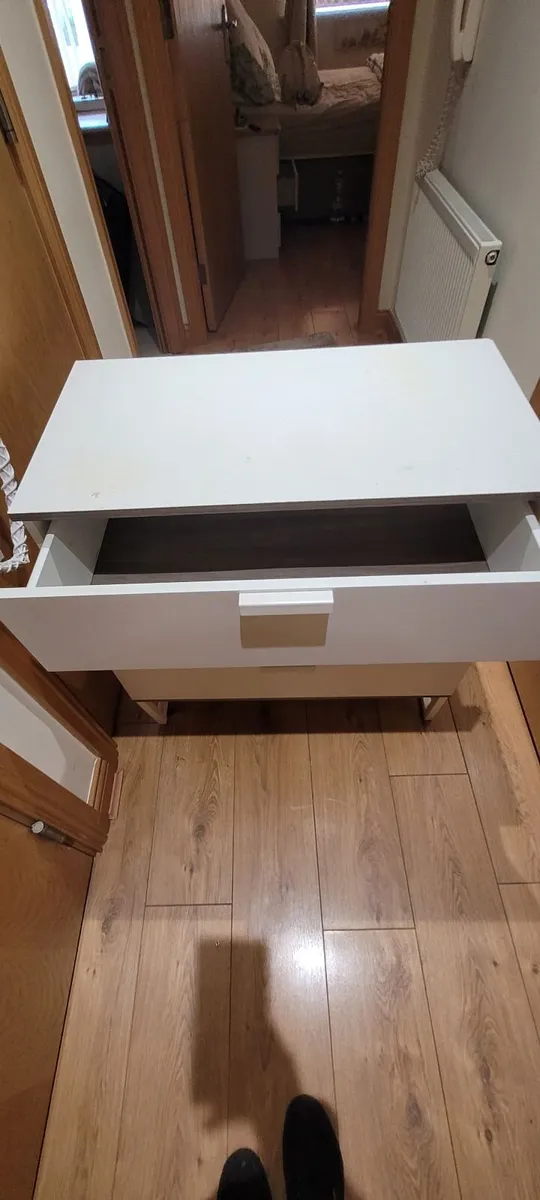 White 3 draw bedroom cabinat free to take - Image 2
