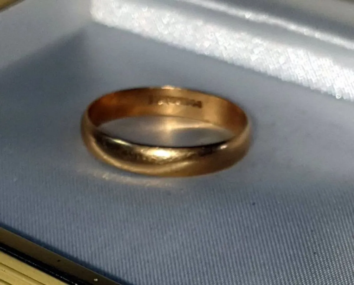 Pristine Vintage Men's 18ct Gold Wedding Band - Image 1