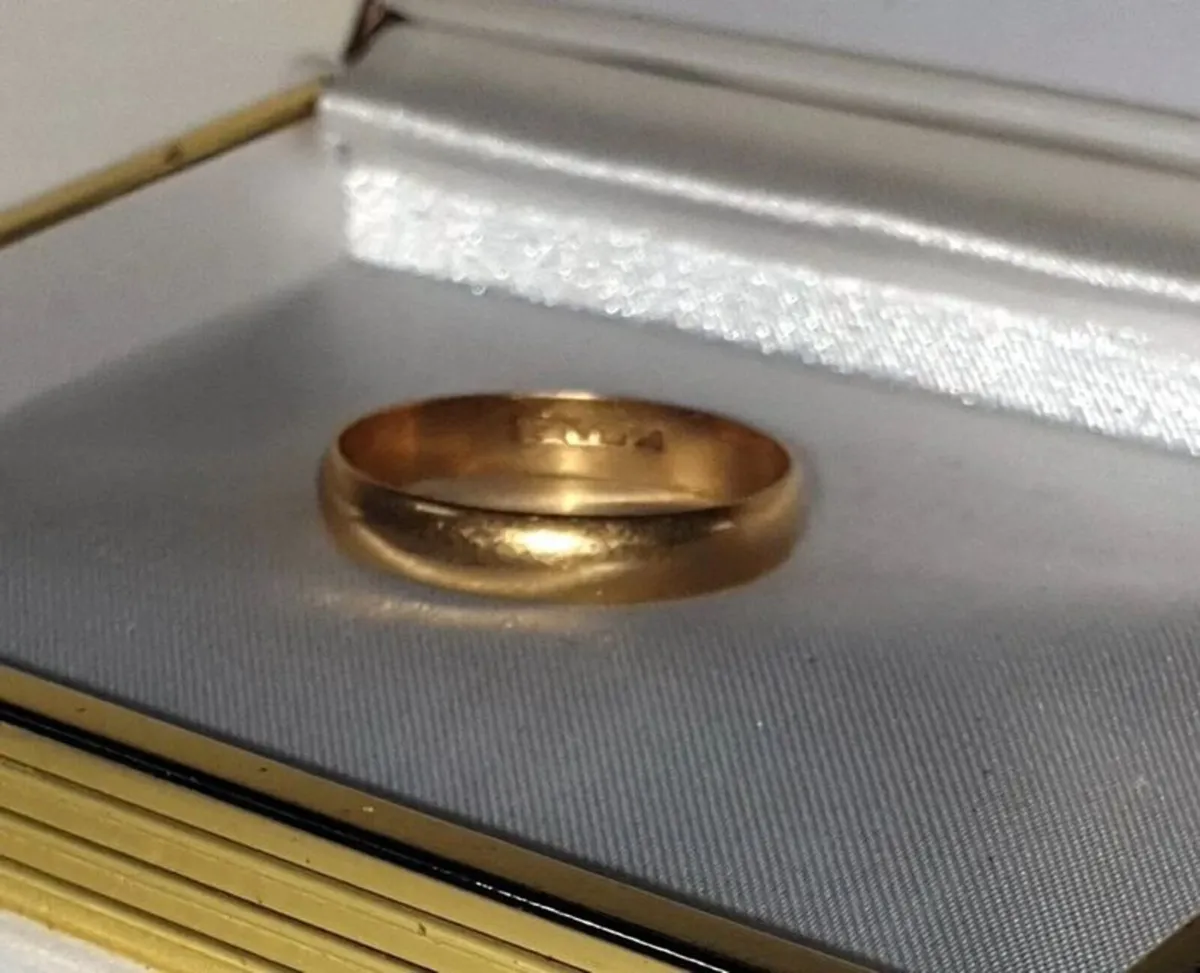 Pristine Vintage Men's 18ct Gold Wedding Band - Image 4