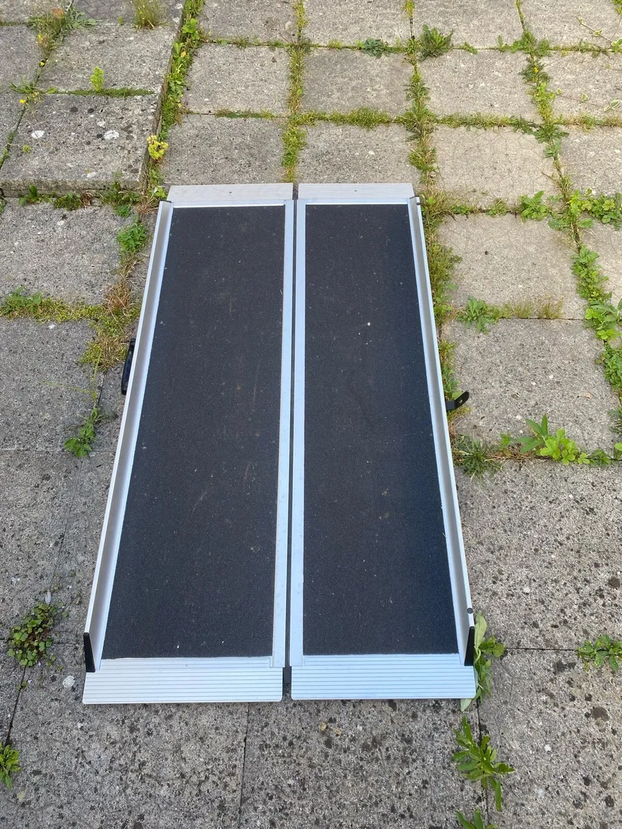 Lightweight aluminium wheelchair ramp - Image 1