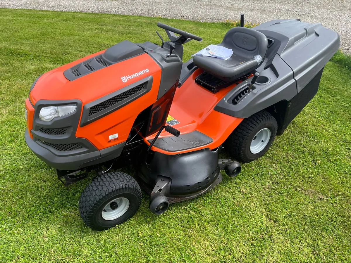 Husqvarna 22hp ride on lawnmower - Image 2
