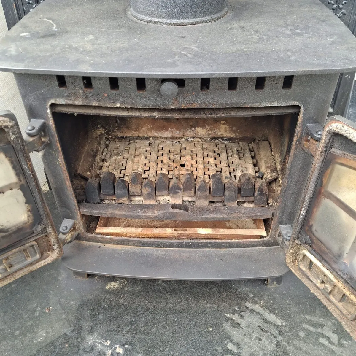 Fireplace  and stove - Image 3