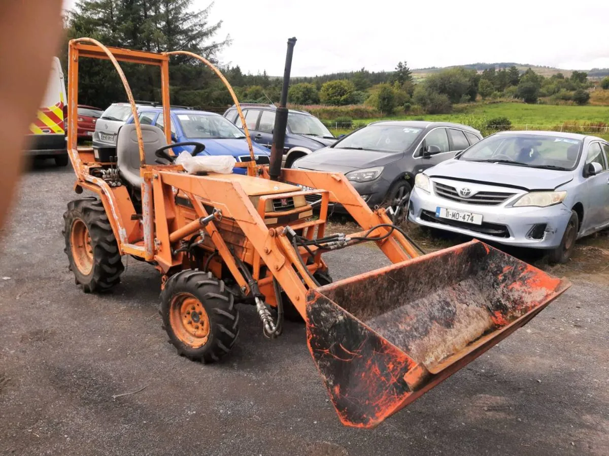 Kubota tractor  4×4 - Image 1