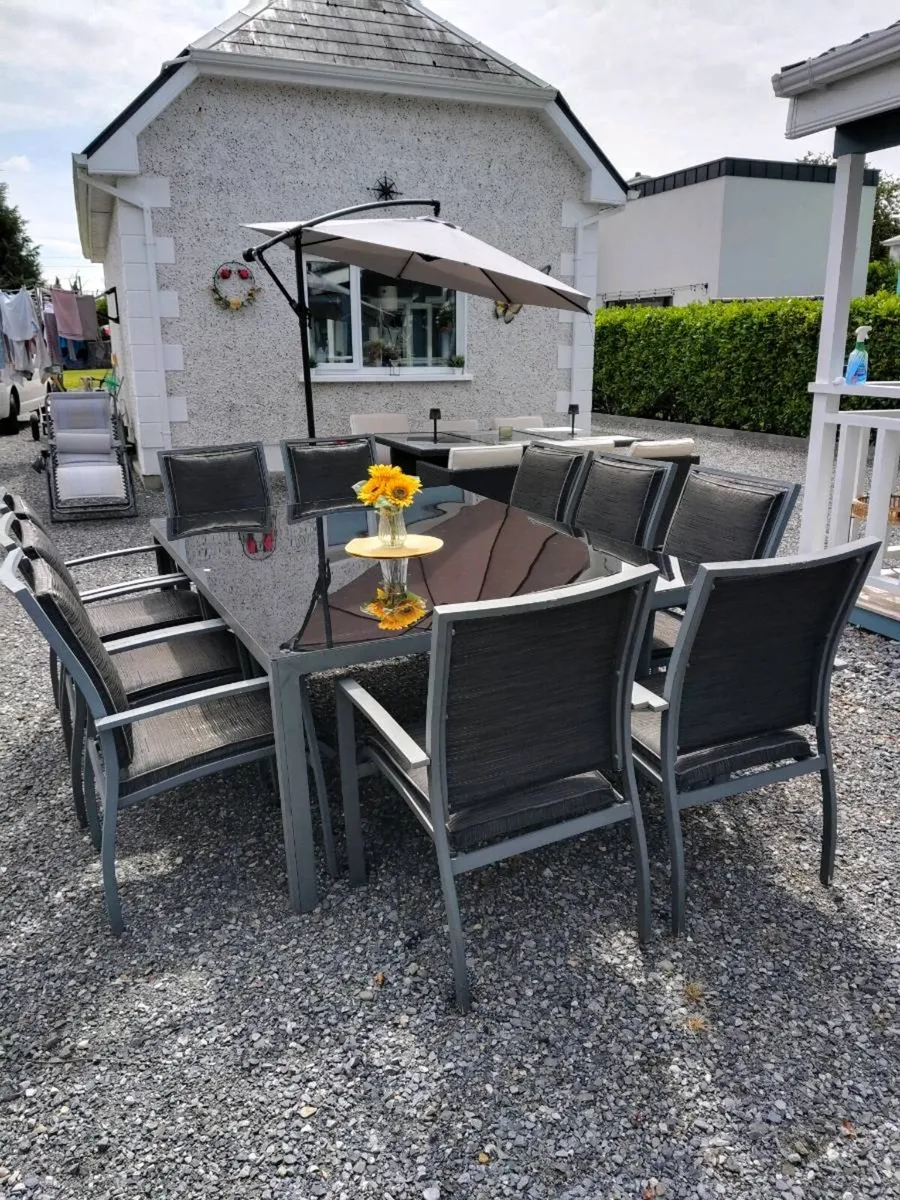 Outdoor setting - Image 1