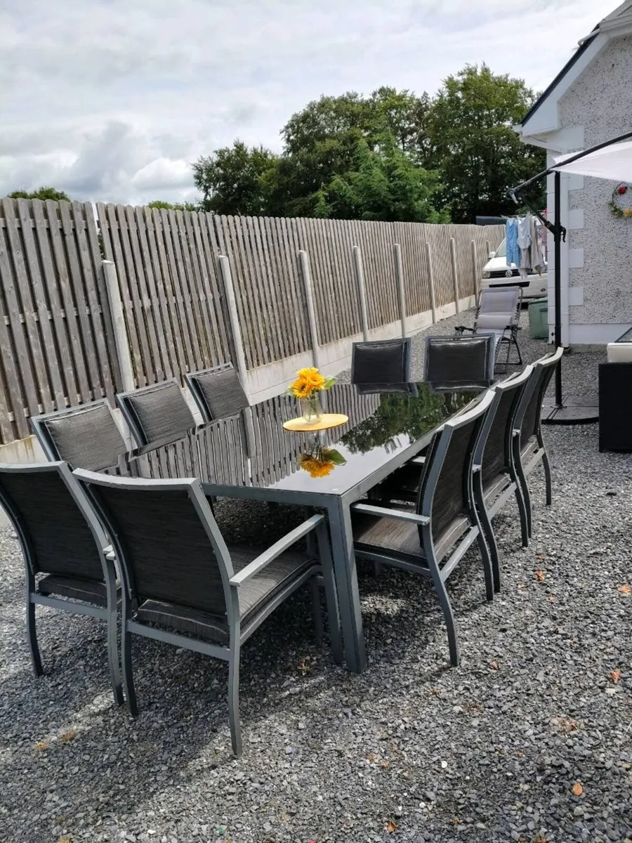 Outdoor setting - Image 2