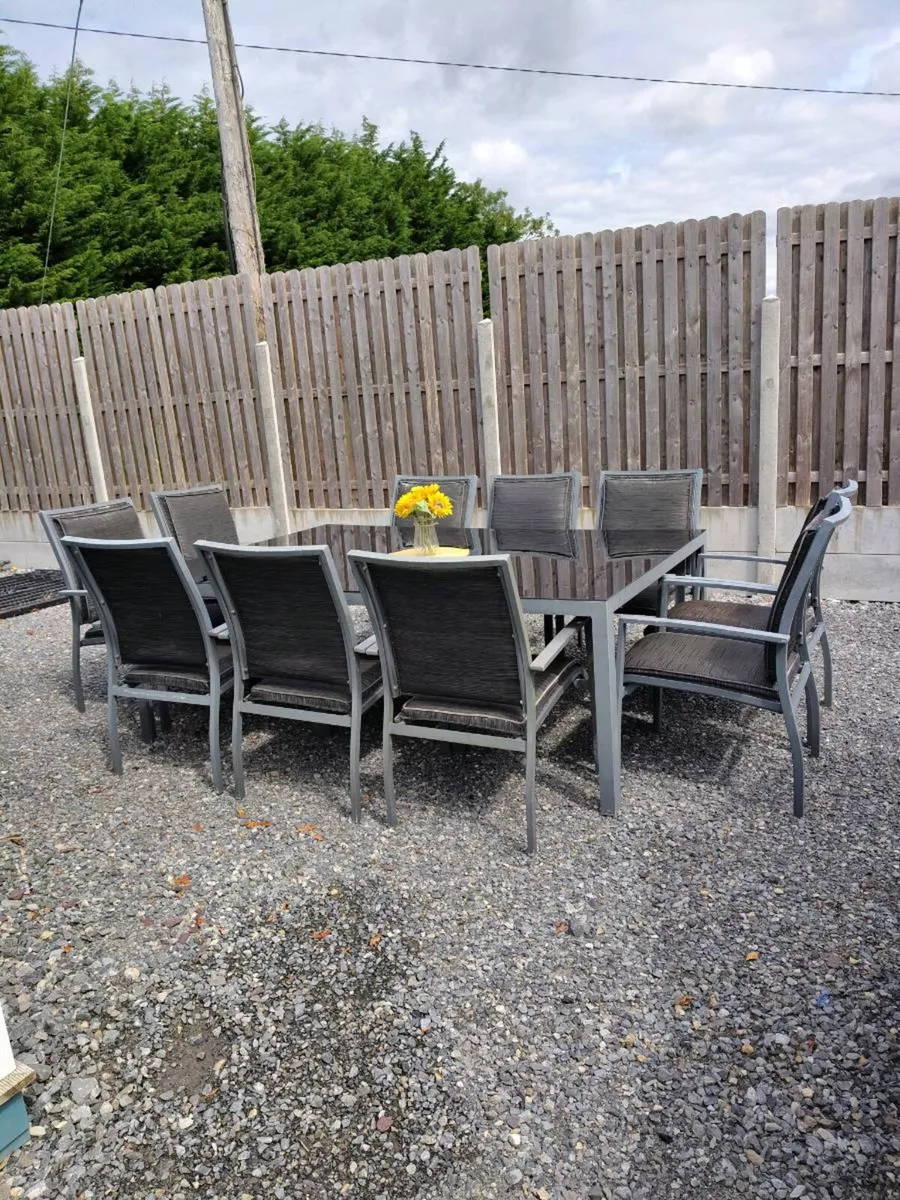 Outdoor setting - Image 3