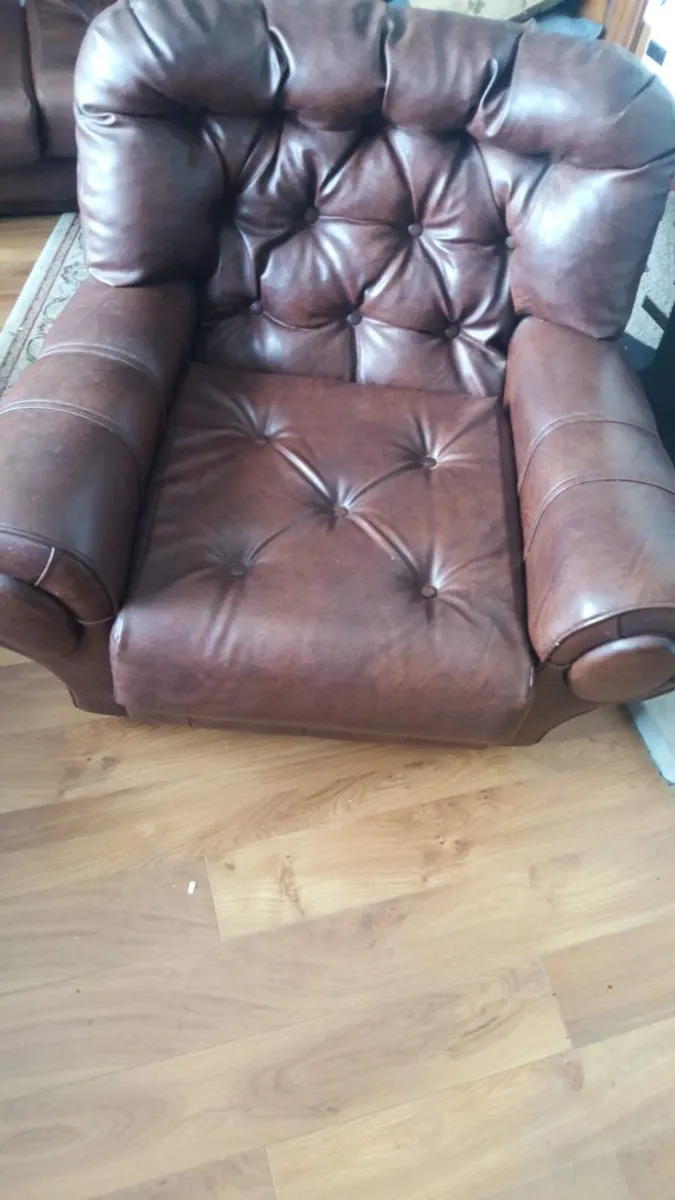 3 seater couch and 2 arm chairs - Image 2