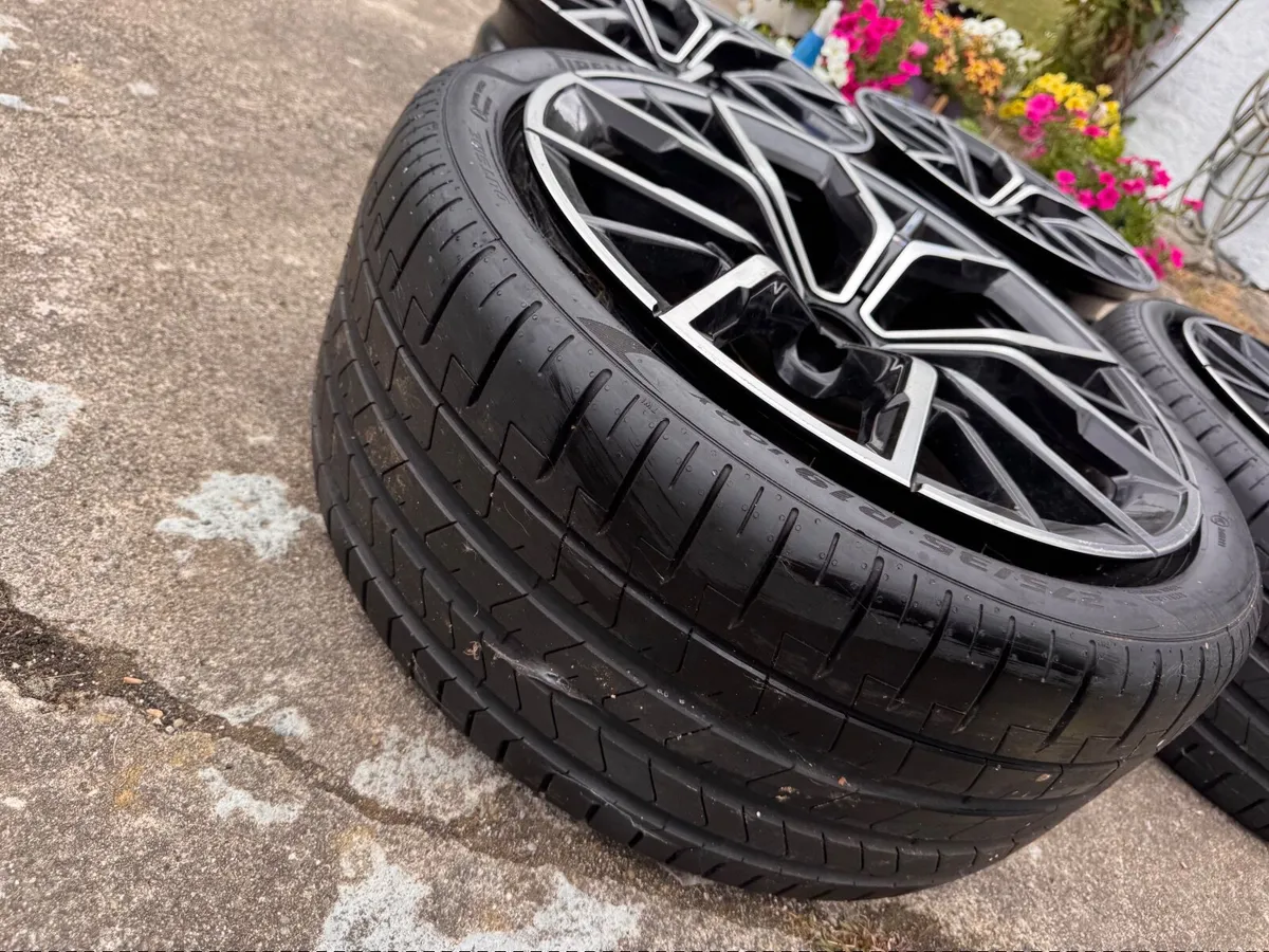 genuine OEM 19-inch BMW M Sport wheels for the 202 - Image 3